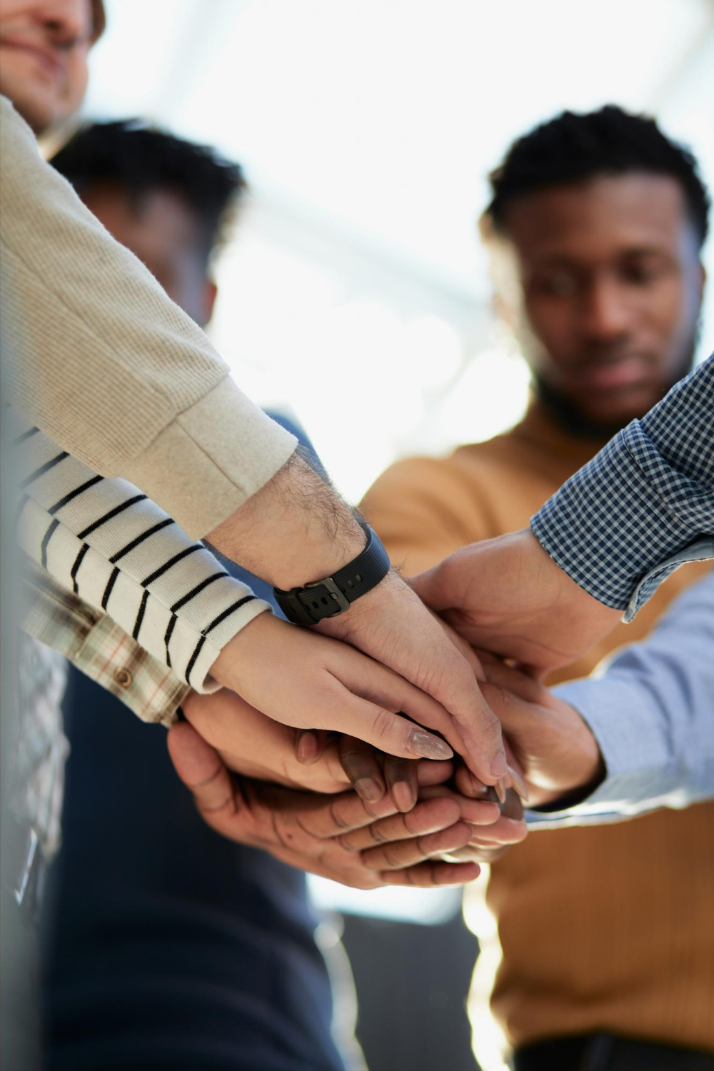 pessoas com as mãos juntas